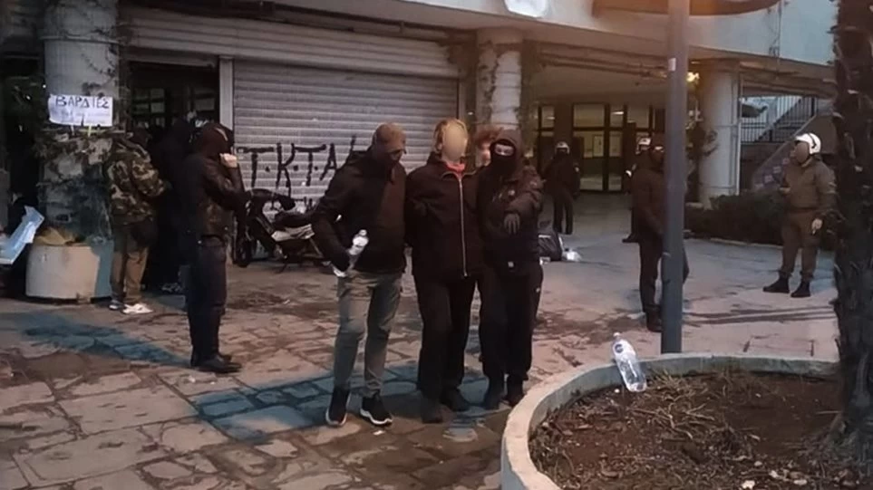 Eπιχείρηση εκκένωσης στο Αριστοτέλειο πανεπιστήμιο – 33 προσαγωγές από την αστυνομία – Oι μισοί δεν είναι φοιτητές!